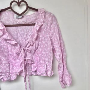 Somrig knytblus - Jättesöt crop top/blus köpt från NA-KD 🌸 Använd en gång men kändes för liten för mig (den är i XS och ej stretchig så satt tight över brösten på mig). Material: viskos
