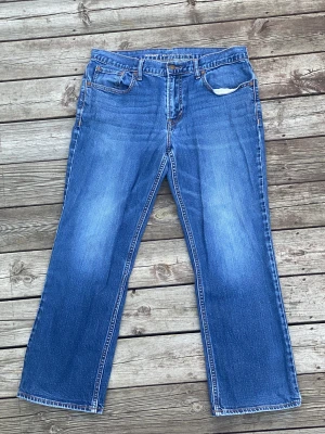 Blå jeans - Säljer dessa svins snygga jeansen, påminner mycket hope rush passformen. Dock lite för korta på mig. Fint skick och Inge nertrampningar. Passar nogorlunda bra i midjan på mig med bälte utan att de ser konstigt ut och väger 70kg 