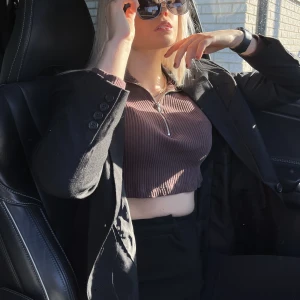 Brun topp  - Brun ribbad topp från Gina storlek S. Använd 1 gång🌸