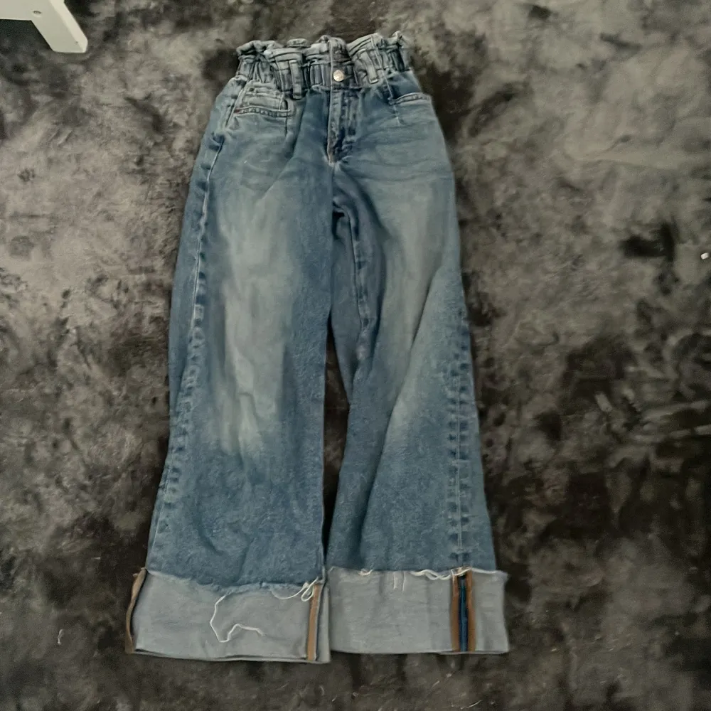 Ett par blåa jeans från zara. Jeans & Byxor.