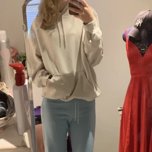 Hoodie - Grå/beige skön hoodie från hm lite större i storleken då den är en relaxed fit.