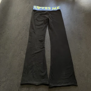 Yoga pants - Skitsnygga vintage Victoria secret yoga pants!! 🙏🏻extremt sällsynta!!  De har en liten fläck men annars fint skick💗 midjemått: 70cm:  (kan stretchas ut mycket till mycket större)  Innerbenslängd: 79cm 