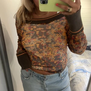 Mesh topp  - Långärmad off-shoulder topp🧡🧡 Tycker denna topp är SÅ cool och helt perfekt för en fest nu till hösten!!