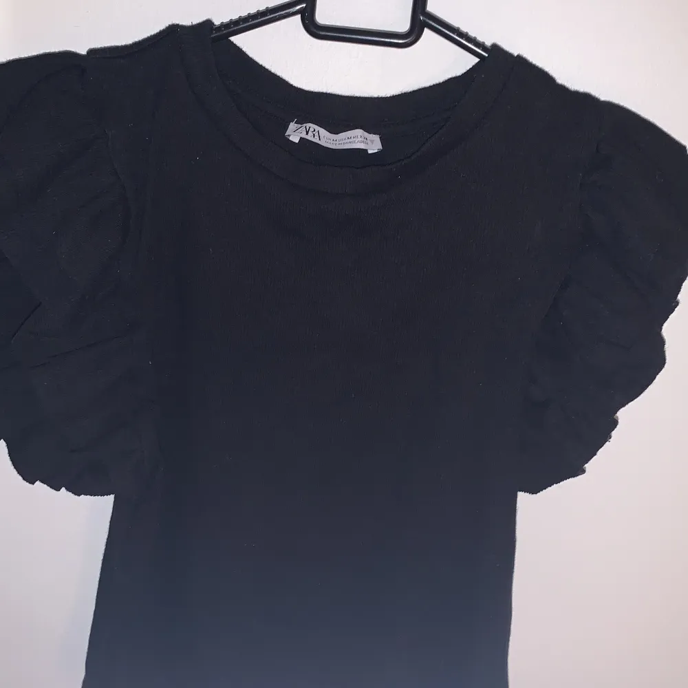 säljer denna svarta tröjan med volanger vid sidorna som är köpt i london. Sjukt fin och är från zara, nypris 199kr den har inga tecken på defekter och är använd ett par gånger. Säljer då den inte är min stil längre, passar mig som har xxs-xs i kläder 💞. T-shirts.