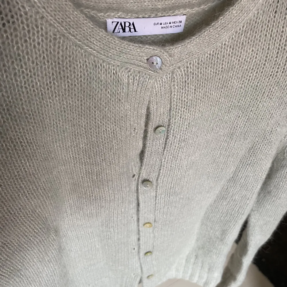 Säljer denna fina stickade kofta från Zara! Ljusgrön i färgen med lite skimriga knappar! Har använts 2 gånger - som ny🤍. Tröjor & Koftor.