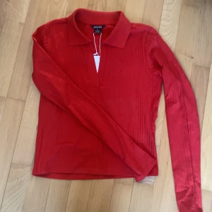 Röd top - Röd top från Monki. Oanvänd! 