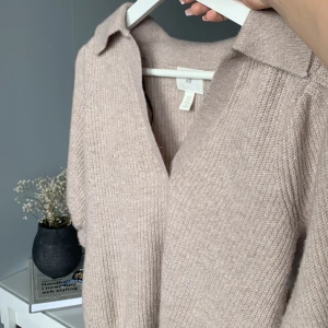 Stickad t-shirt  - En beige stickad tröja från H&M. Jättefint skick då jag nästan aldrig använt den. Storlek XS!