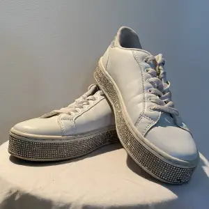 Vita sneakers med glittrig sula i storlek 36. Säljer för att dem inte längre kommer till användning. 