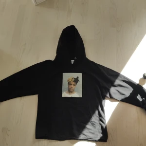 XXXTENTACION Rare. Revenge hoodie - Riktigt rare XXXTENTACION hoodie som sälpptes när han satt i fängelse 2016-2017. Gjorde extremt få exemplar. Flaws: mugshotet är läst på ett ställe, går att fixa genom att stryka med gästande tejp igen. Samt drawstring ring saknas. Kan köpas på Panduro.