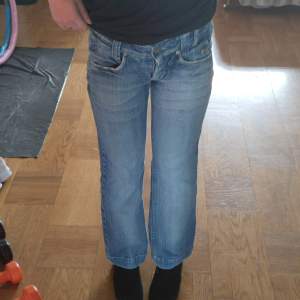 Lågmidjade jeans från vero moda i modellen breeze jeans. De är lite utsvängda vid benen och de är lite korta för mig som är 157cm. Så skulle nog passa perfekt för de som är kortare än mig. Storleken är 36/34 men passar även mig som normalt har 32/34