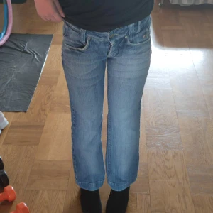 Lågmidjade jeans - Lågmidjade jeans från vero moda i modellen breeze jeans. De är lite utsvängda vid benen och de är lite korta för mig som är 157cm. Så skulle nog passa perfekt för de som är kortare än mig. Storleken är 36/34 men passar även mig som normalt har 32/34