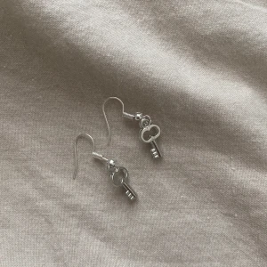 Örhängen  - Aldrig använt, silvriga örhängen med nycklar på, gjorda av mig själv