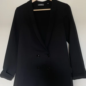 Svart blazer/kavaj - Svart kavaj med två knappar