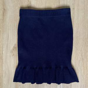 Stickad marinblå kjol från vila