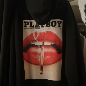Playboy Hoodie  - Knappt använd , är hel , 650+frakt ❤️