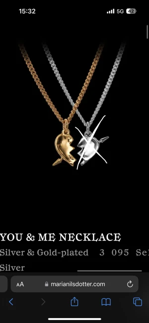 Maria Nilsdotter  - Intressekoll på detta fina halsband ”you & me necklace” i färgen guld, 50 cm från Maria Nilsdotter! Halsbandet är helt oanvänt, frf plomberat. Asker samt skötselråd medföljds. Skriv för frågor❤️ Först till kvarn, inte sålt för ens det är köpt❣️