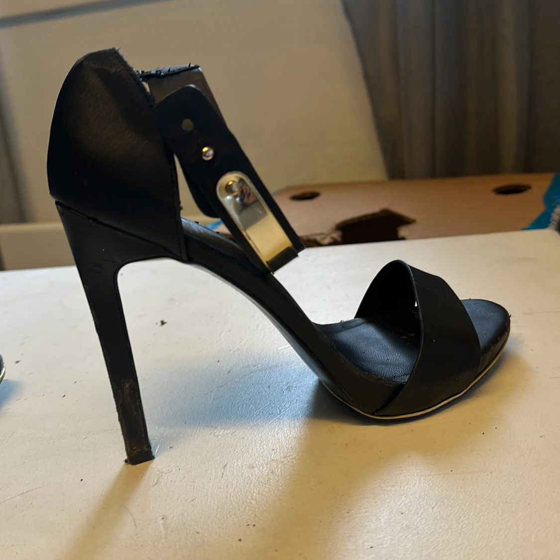 Svart klackskor med guld - 91