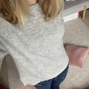 Fin grå långarmad tröja - Fin grå tröja från zara. Har även mindre slitsar i sidorna för bekvämlighet och snygghet. 