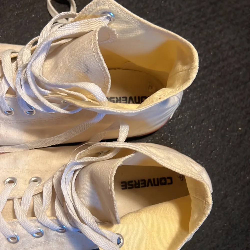 Säljer mina gamla converse då jag inte anvönder de. De är i storlek 42,5 men jag har 41 och passar i det. Finns inget fel på de förutom att de är lite smutsiga. nypris 999kr jag säljer för 299kr. Skor.