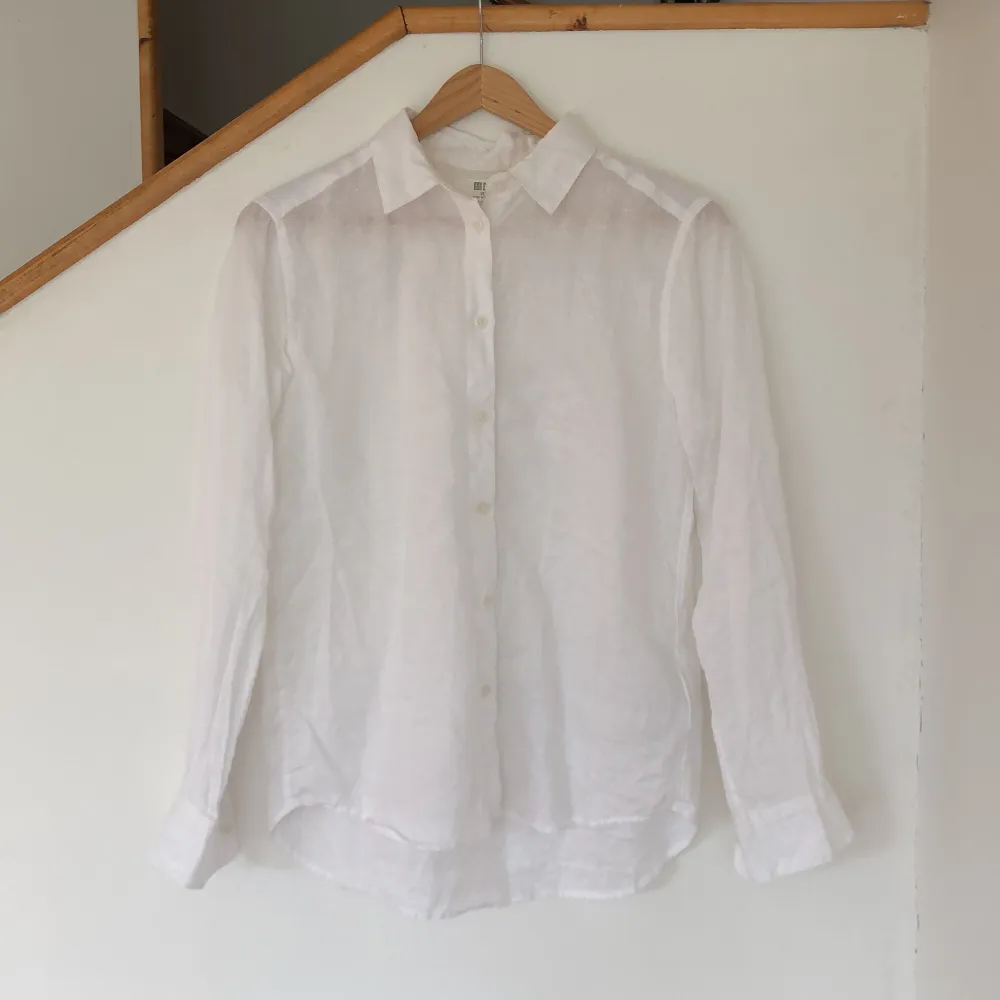 Säljer denna skitsnygga och trendiga linneskjortan från Uniqlo. Endast använd ca 3 gånger. Skick: 9,5/10. Skjortor.
