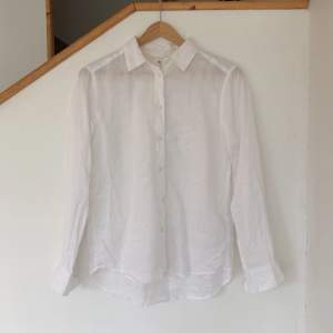 Säljer denna skitsnygga och trendiga linneskjortan från Uniqlo. Endast använd ca 3 gånger. Skick: 9,5/10