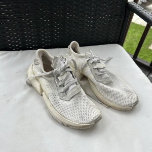 Adidas skor - Använd skor men inga skador förutom sko snörena