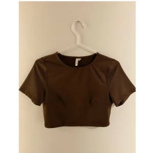 Topp - Helt ny elegant topp från Nelly i storlek 38. Endast testad.