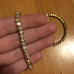 armband - två jättegulliga armband (säljs tillsammans) som nästan aldrig andvänts.