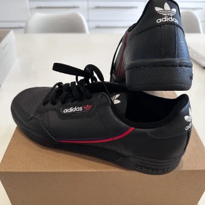 Adidas  - Säljer ännu ett par snygga vintage adidas skor:)  ( continental 80 shoes ), oanvända!❤️‍🔥