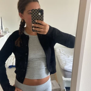 Kofta från h&m - jättesöt svart kofta från h&m i storlek S💖Använd väldigt fåtal gånger.   