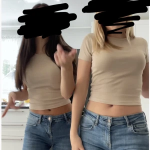 Beige t shirt - Säljer denna biega t shirten för 70 storlek s använd en gång i 2 h ❤️