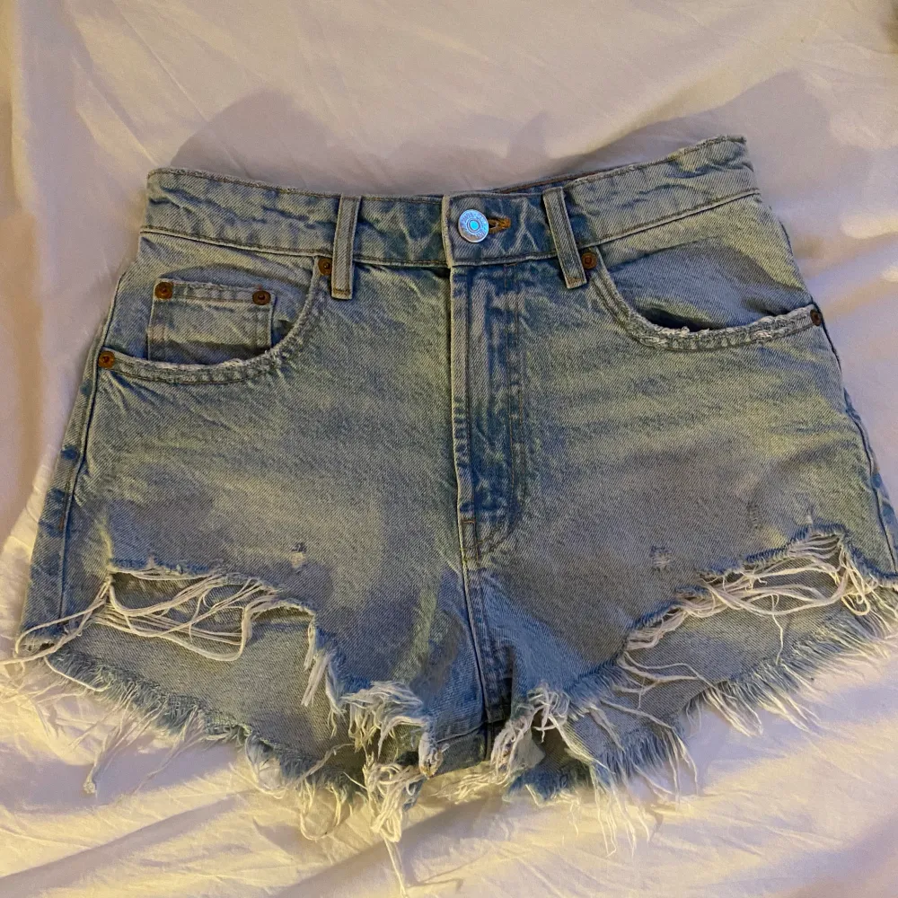 Så snygga jeansshorts aldrig använda från zara! Nyskick. Köpte för ca 300-400 säljer för 100kr.. Shorts.