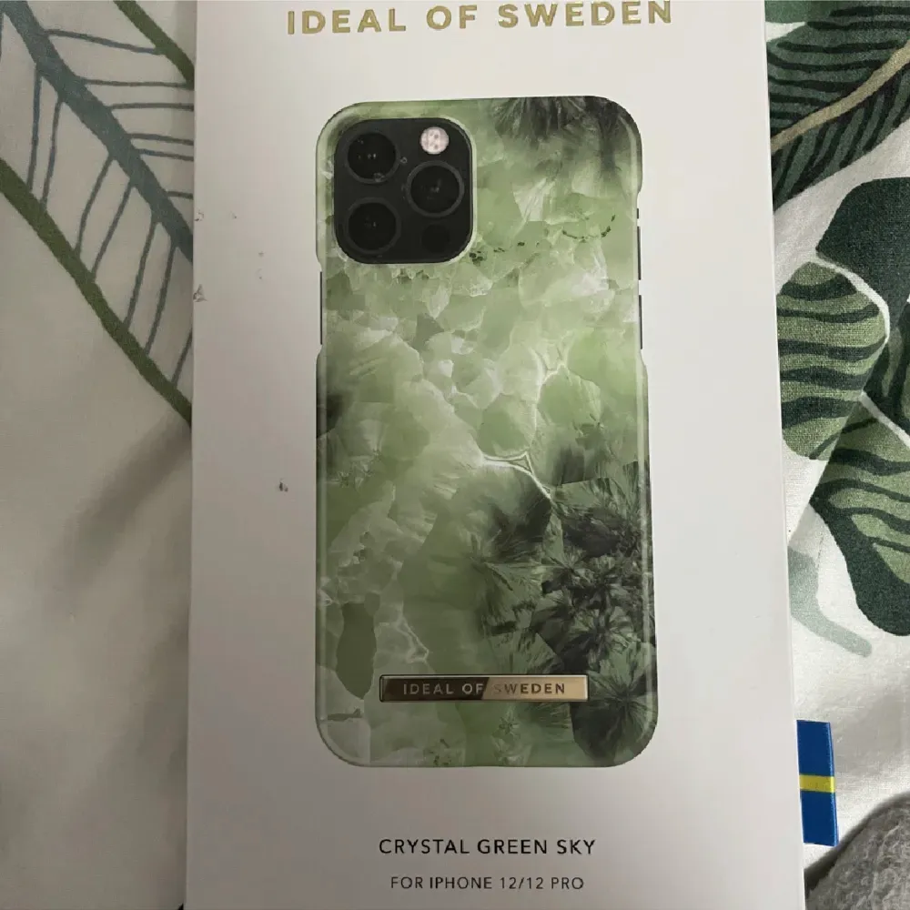 Skal från Ideal of Sweden till Iphone 12/12 pro. I använt skick, men ej sönder utan endast färg som saknas på vissa kanter. (Har fler skal till salu, billigare vid köp av flera)🙂. Accessoarer.