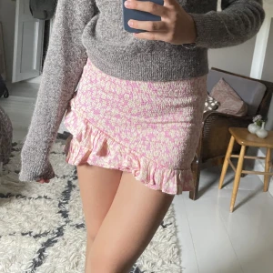 Zara kjol - Så gullig kjol från Zara! Förra årets kollektion och därmed svår att få tag på💕Sitter verkligen supersnyggt. Köpt för 300kr men säljer nu för 100kr!!