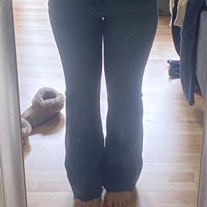 lågmidjade lee jeans - bra skick lite slitna längs ner skriv för bild, pris kan diskuteras vid snabb affär 