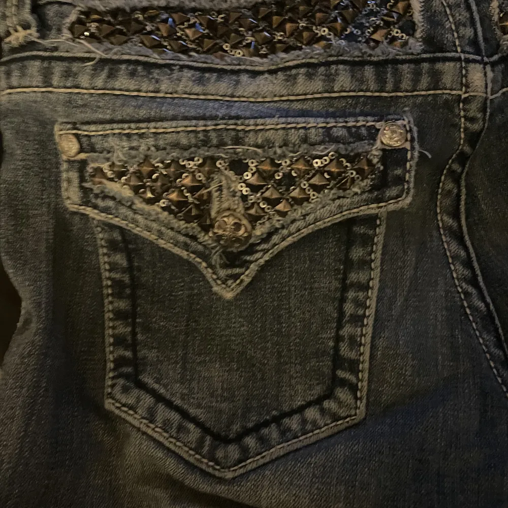 Rensar ut min garderob 💋  Obs dom är straight men ser lite bootcut ut. Jeans & Byxor.