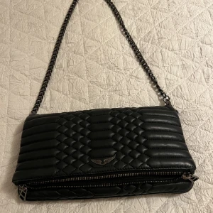 Zadig väska  - Jag säljer min Zadig väska den är köpt för ca 2 år sedan men är inte jätte använd. Väskan är i bra skick men har dock lite missgärningar på metal delarna. Annars är väskan ren och som sagt inte jätte använd. Kvitto och bevis och dust bag finns även .