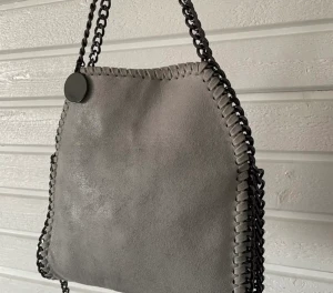 Stella mc väska  - Stella McCartney liknande väska, Säljer denna då den inte kommer så mycket till användning, nästan nyskick inga defekter. 