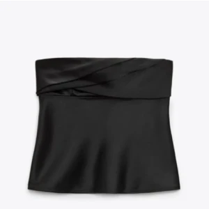 Populär Zara topp - Supersöt zara topp som endast är använd en gång så i toppskick!!❤️ Skriv gärna privat om du har några frågor❤️