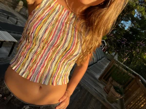 Färgglad topp - Assnygg topp!! Supersnygg till ett par jeans eller kjol. Aldrig använd lappen kvar!! Nypris: 259