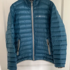 Sail racing jacka - Säljer nu den här lite äldre sail racing jackan som är i sjukt bra skick och riktigt fet. Den är i tun dum men funkar riktigt bra på höst och vår