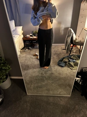 Kostymbyxor - Lågmidjade kostymbyxor från Gina. Så vackra men lite korta för mig och därför knappt använda. Perfekt till höstmodet!