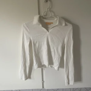 Vit topp med krage - Tröjan är från ginatricot och är i storlek 158-164, helt ny! Passar dom med storlek XS