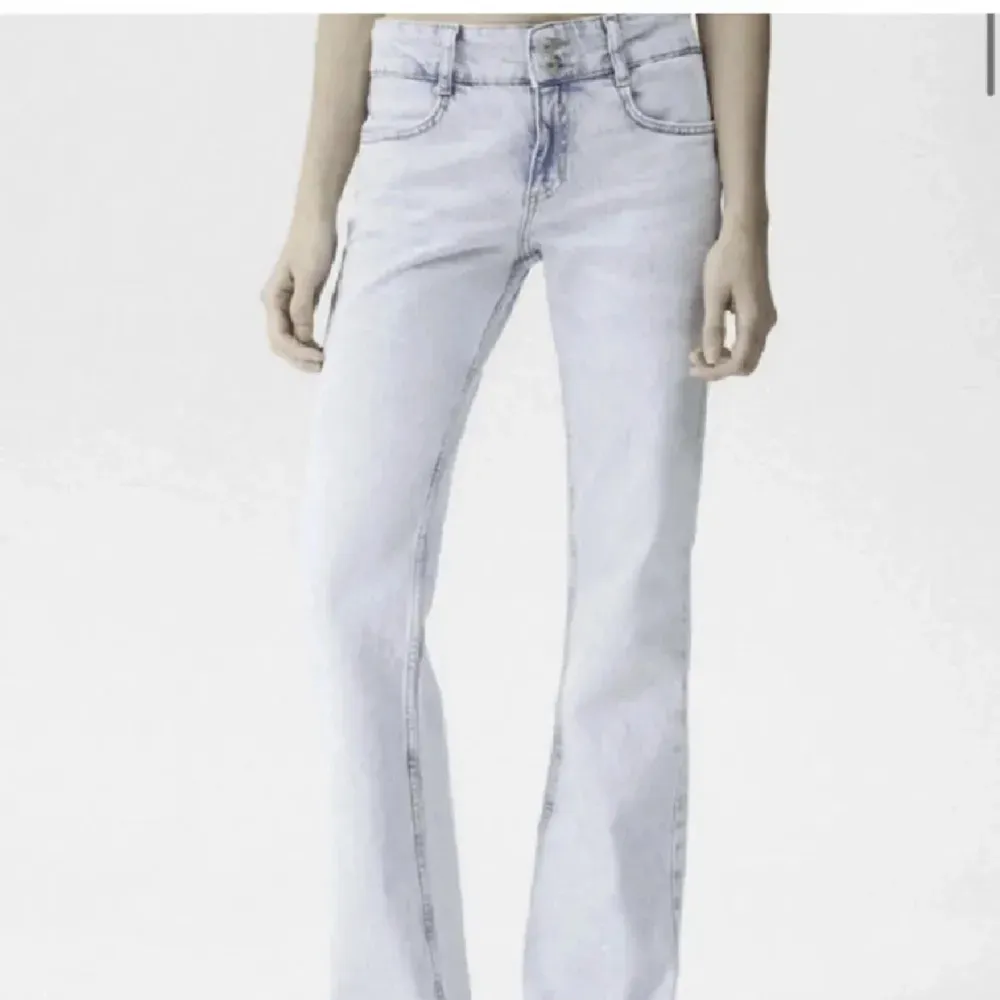 Säljer mina super fina lågmidjade jeans från HM💕. Jeans & Byxor.