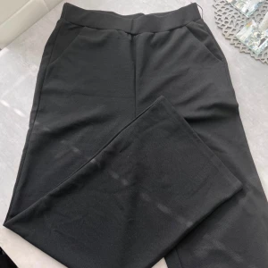 Byxor - Mycket fint skick! Knappt använda Stl L, passar M