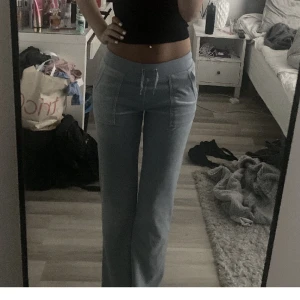 Juicy Couture  - Säljer för dem inte kommer till användning, använda fåtal gånger. Dem har tappat en silver grej på snöret men inget man tänker på🫶🏻