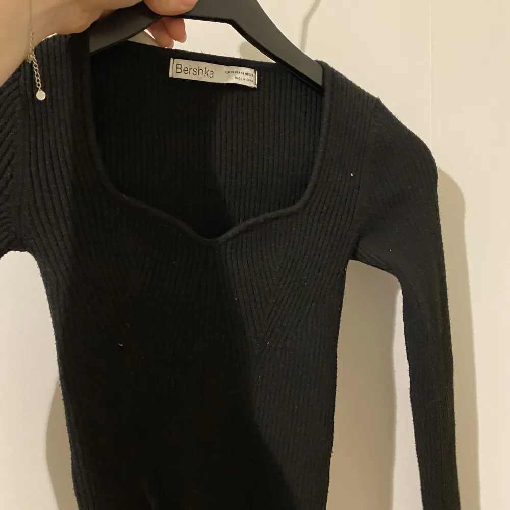 Säljer denna superfina tröja med slits i armarna från Bershka i storlek xs men passar även S. Tröjor & Koftor.