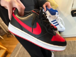 Nike court brough - Säljer min kompis skor, nyskick aldrig använda. Nypris: 800kr🩷 storlek 38