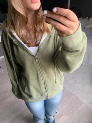 Brandy kofta - Jättesöt brandy kofta. Väldigt skön. One size men skulle säga M. Passar alla beroende på om man vill ha den tight eller oversized. Köpt för 500 om jag inte minns fel❤️