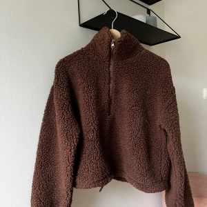 Teddyjacka  - Väldigt mysig Teddytröja! Perfekt till hösten. Kan mötas upp i Gbg eller Mölnlycke. Kolla gärna på mina ansra plagg då kan jag ordna samfrakt vid flera köp!🤎🤎